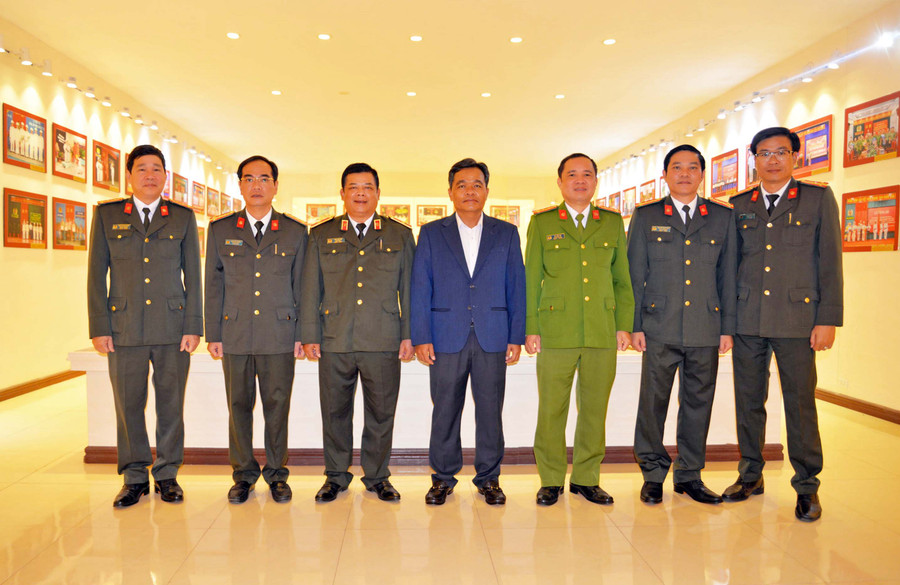 Đồng chí Hồ Văn Niên - Ủy viên Ban Chấp hành Trung ương Đảng, Bí thư Tỉnh ủy, Chủ tịch Hội đồng nhân dân tỉnh chụp hình lưu niệm tại Nhà truyền thống Công an tỉnh. Ảnh: Nông Hòa