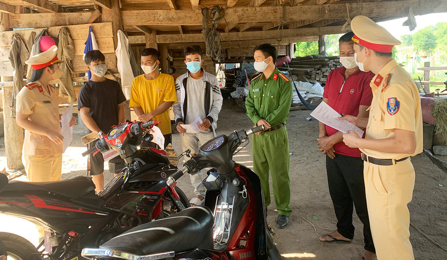  Lực lượng Công an thị xã Ayun Pa tuyên truyền Luật Giao thông đường bộ cho người dân buôn Phu Ma Miơng (xã Ia Rtô). Ảnh: Vũ Chi