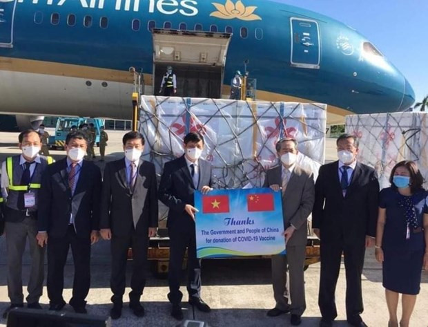 Chiều 20/6/2021 tại Sân bay Quốc tế Nội Bài, Giáo sư, Tiến sỹ Nguyễn Thanh Long, Bộ trưởng Bộ Y tế Việt Nam và ông Hùng Ba, Đại sứ Trung Quốc tại Việt Nam, trao biên bản bàn giao lô hàng viện trợ gồm 500.000 liều vaccine và hơn 500.000 bơm kim tiêm. Ảnh: TTXVN
