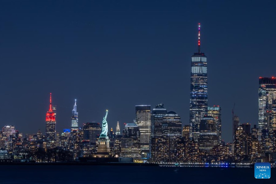 Tòa nhà Empire State và Trung tâm Thương mại One World ở New York, Mỹ, thắp sáng kỷ niệm năm mới Nhâm Dần. Ảnh: Tân Hoa Xã