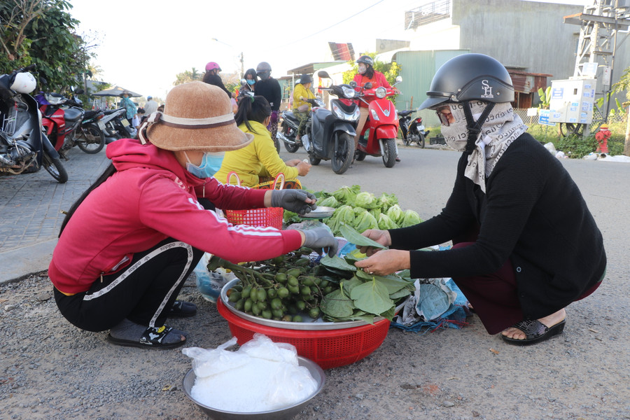 Đầu năm đi chợ, nhiều người mua muối, trầu, cau, mong cầu một năm đậm đà, may mắn. Ảnh: Ngọc Minh 