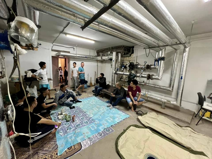  Người Việt ở Làng Sen trú ẩn trong tầng hầm của tòa nhà. Ảnh Đặng Nam