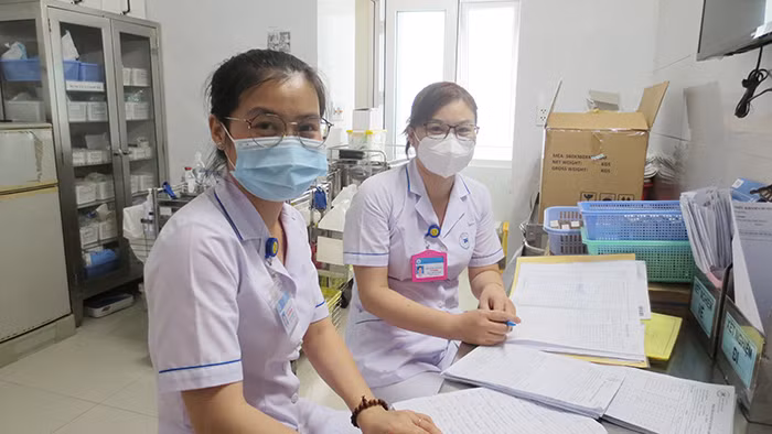 Các điều dưỡng Trần Thị Thu Trang và Lê Thị Nhung trở lại công việc quen thuộc sau những ngày lao vào cuộc chiến chống dịch.