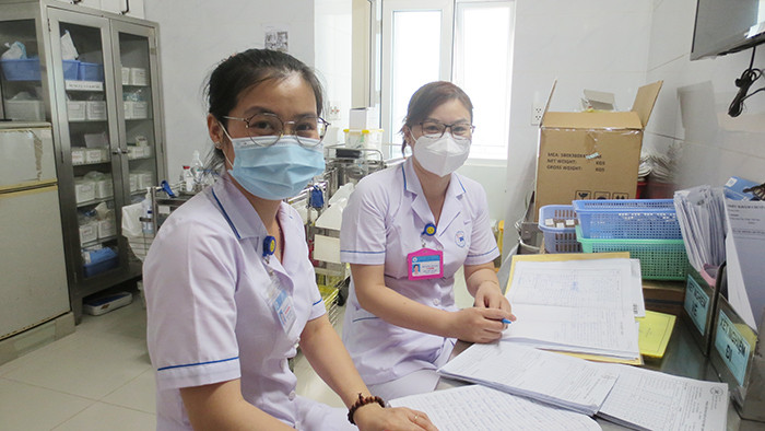 Các điều dưỡng Trần Thị Thu Trang và Lê Thị Nhung trở lại công việc quen thuộc sau những ngày lao vào cuộc chiến chống dịch.
