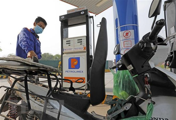  Mua bán xăng tại cửa hàng bán lẻ xăng, dầu Petrolimex. (Ảnh: Trần Việt/TTXVN)