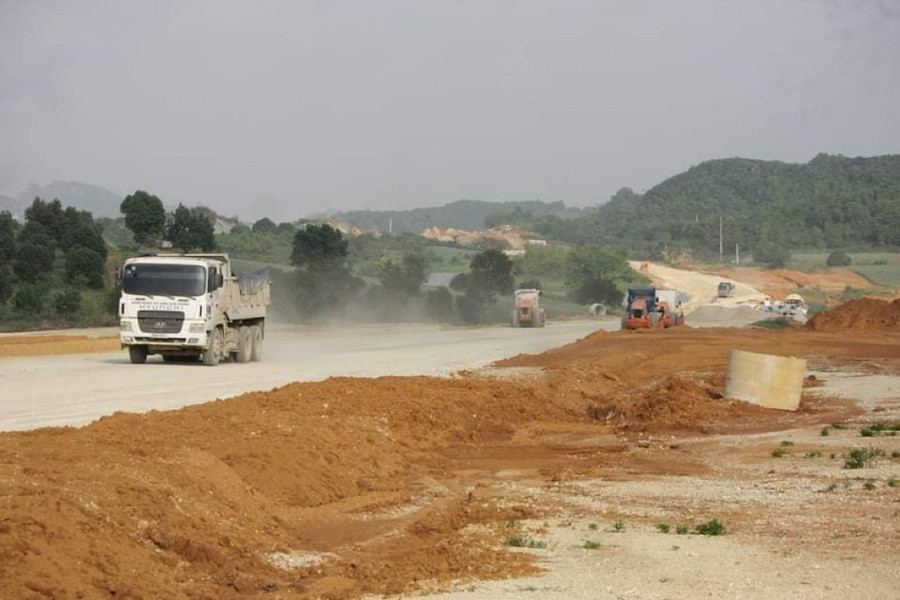 Thi công cao tốc QL45- Mai Sơn thuộc cao tốc Bắc - Nam phía đông giai đoạn 1. Ảnh: Nam Khánh Thi công cao tốc QL45- Mai Sơn thuộc cao tốc Bắc - Nam phía đông giai đoạn 1. Ảnh: Nam Khánh
