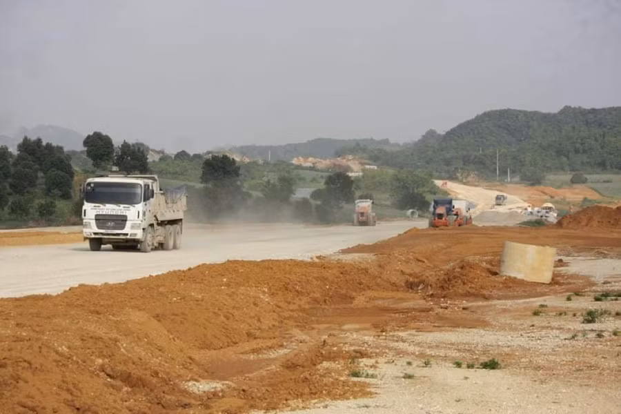 Thi công cao tốc QL45- Mai Sơn thuộc cao tốc Bắc - Nam phía đông giai đoạn 1. Ảnh: Nam Khánh