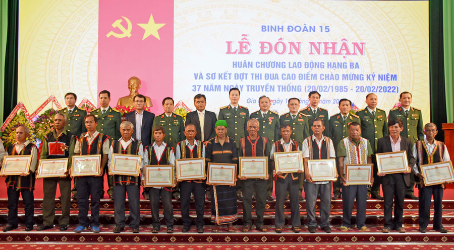 Bộ Tư lệnh Binh đoàn 15 tặng bằng khen cho 18 già làng, thôn trưởng đã có thành tích xuất sắc trong đợt thi đua cao điểm. Ảnh: Minh Nguyễn