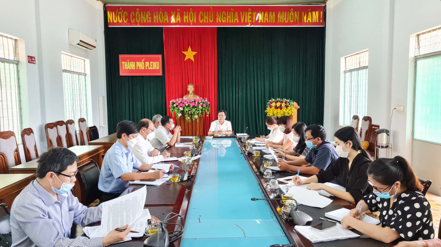 Quang cảnh buổi họp. Ảnh: Bá Bính