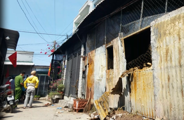 Nhiều tài sản bên trong nhà bị lửa cháy hư hỏng.