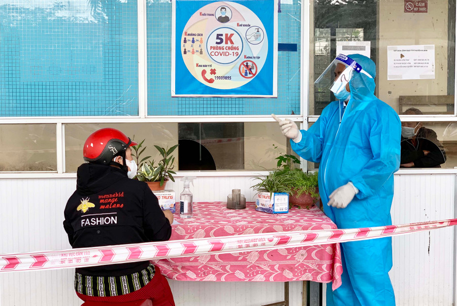 Người dân khám sàng lọc Covid-19 tại Trạm Y tế xã Ia Dêr, huyện Ia Grai. Ảnh: Như Nguyện