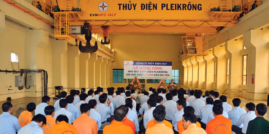 Lễ mừng công Nhà máy Thủy điện Pleikrông sản xuất được 1 tỷ kWh điện đầu tiên (lúc 16 giờ 10 phút ngày 7-7-2012).