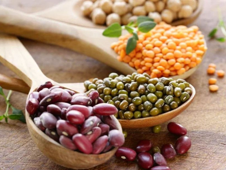 Thay đổi chế độ ăn uống lành mạnh hơn, thay thế thịt đỏ, thịt chế biến bằng đậu và các loại rau củ, ngũ cốc nguyên hạt có thể giúp kéo dài tuổi thọ đến 10 năm. Ảnh: Shutterstock