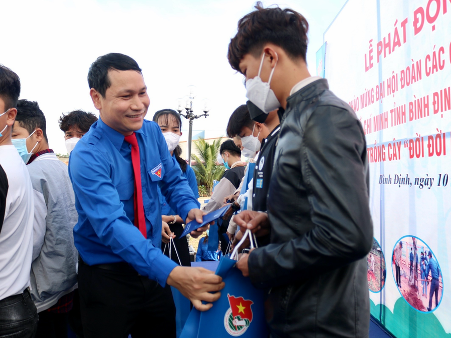 Anh Hà Duy Trung tặng quà cho các thanh niên chuẩn bị lên đường nhập ngũ. Ảnh: Cẩm Vân