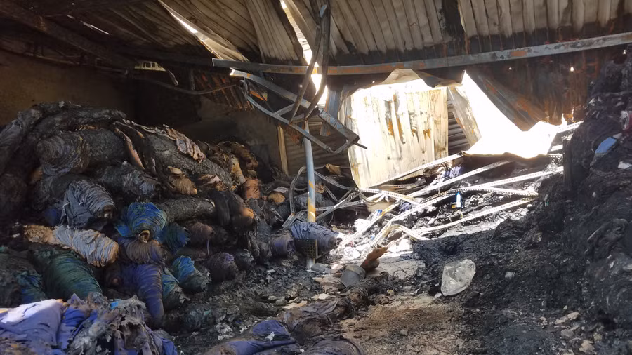 Vụ cháy làm một phần căn nhà đổ sập.