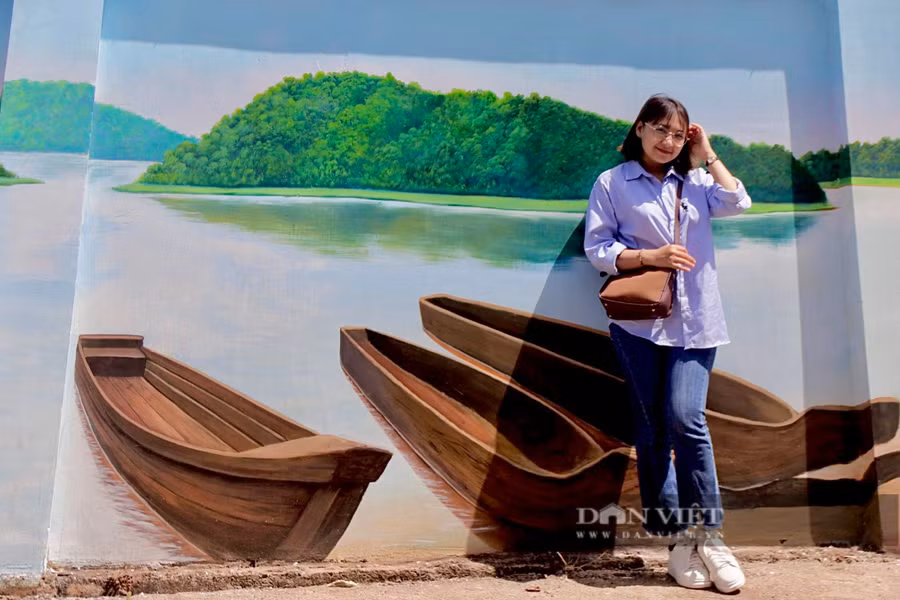 Một bạn trẻ chụp hình tại con đường bích hoạ Buôn Tơng Jú. Ảnh: TT