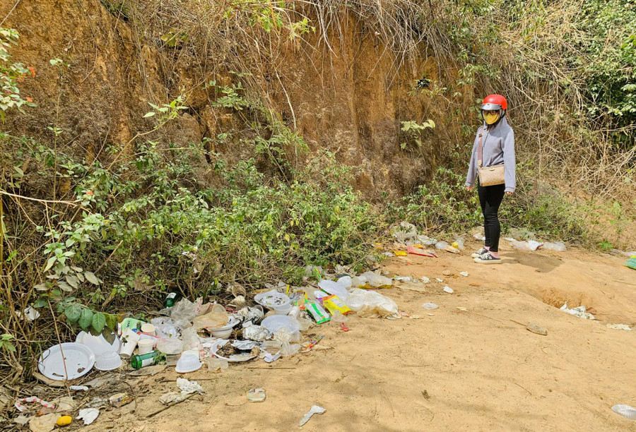 Nhiều người thiếu ý thức đã vứt rác bừa bãi ngay bên cạnh lối mòn đi vào rừng thông. Ảnh: Hồng Thương