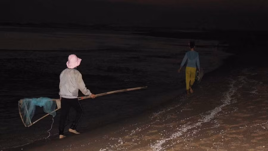 Nửa đêm người dân thức dậy đi cào ốc ruốc. Ảnh: Quang Viên