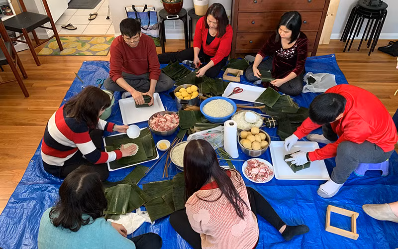 Người Việt sinh sống ở nước ngoài vẫn duy trì văn hóa truyền thống trong dịp Tết cổ truyền. Trong ảnh: Việt kiều tại Mỹ gói bánh chưng đón Tết.
