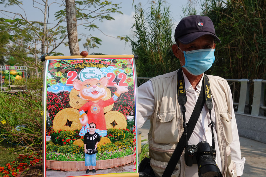 Những tấm ảnh mẫu giới thiệu để khách chụp ảnh. Ảnh: Duy Tân