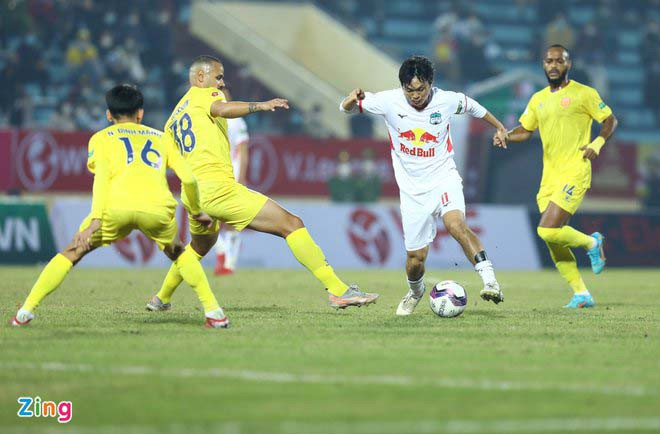HAGL gặp khó trước lối đá phòng ngự số đông của đội chủ nhà. Ảnh: Zing