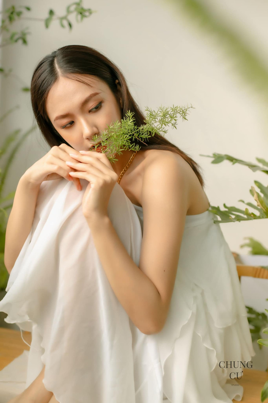 Trao đổi với Thanh Niên, nữ thí sinh kể sau khi tốt nghiệp, cô đã suy nghĩ nhiều về nghề nghiệp của mình trong tương lai. Thay vì chọn công việc ổn định, cô quyết định thử sức ở đấu trường nhan sắc Miss Universe Vietnam. Ảnh: NVCC