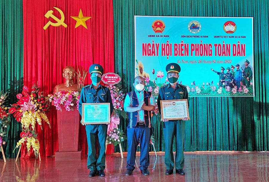 Lãnh đạo UBMT Tổ quốc tỉnh tặng bằng khen cho các tập thể và cá nhân. Ảnh: Vĩnh Hoàng