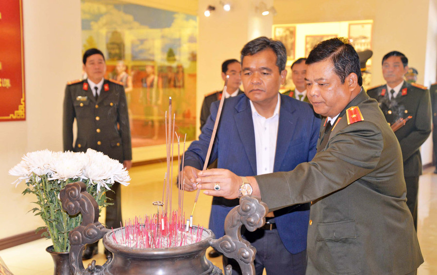 Đồng chí Hồ Văn Niên - Ủy viên Ban Chấp hành Trung ương Đảng, Bí thư Tỉnh ủy, Chủ tịch Hội đồng nhân dân tỉnh (bên trái) và Thiếu tướng Rah Lan Lâm – Ủy viên BTV Tỉnh ủy, Bí thư Đảng ủy, Giám đốc Công an tỉnh dâng hương Chủ tịch Hồ Chí Minh tại Nhà truyền thống Công an tỉnh. Ảnh: Lê Ánh