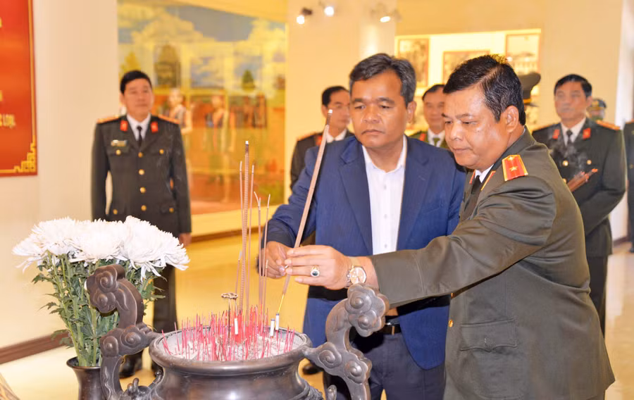 Đồng chí Hồ Văn Niên - Ủy viên Ban Chấp hành Trung ương Đảng, Bí thư Tỉnh ủy, Chủ tịch Hội đồng nhân dân tỉnh (bên trái) và Thiếu tướng Rah Lan Lâm – Ủy viên BTV Tỉnh ủy, Bí thư Đảng ủy, Giám đốc Công an tỉnh dâng hương Chủ tịch Hồ Chí Minh tại Nhà truyền thống Công an tỉnh. Ảnh: Lê Ánh