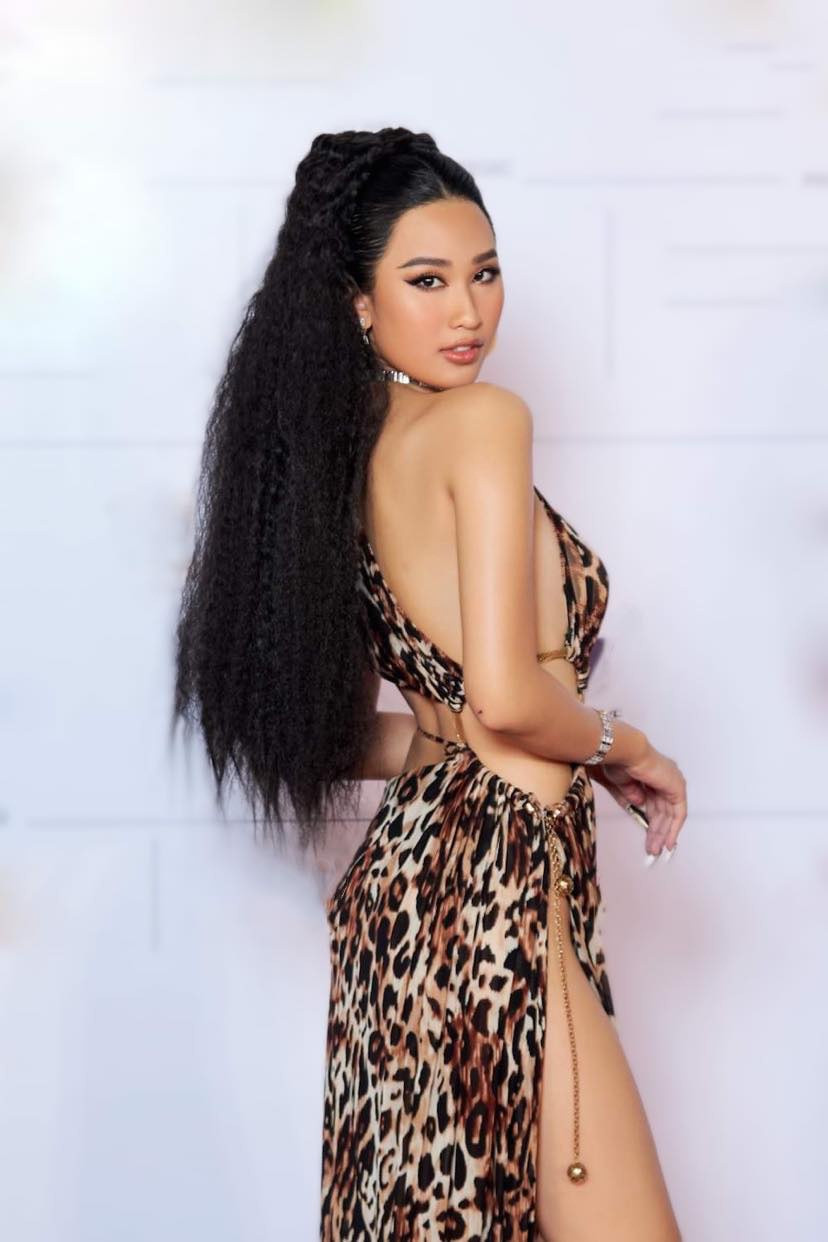 Phạm Thư diện thiết kế cắt xẻ táo bạo, khoe hình thể nóng bỏng. Người đẹp cũng trở lại đường đua Hoa hậu Hoàn vũ Việt Nam năm nay. Ảnh: BTC