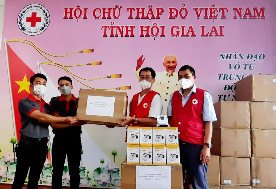  Hội Chữ thập đỏ tỉnh Gia Lai tiếp nhận 2.000 máy đo huyết áp do Công ty TNHH xuất nhập khẩu phát triển Đông Dương-Tập đoàn Kingsport tài trợ. Ảnh: Hồng Ngọc