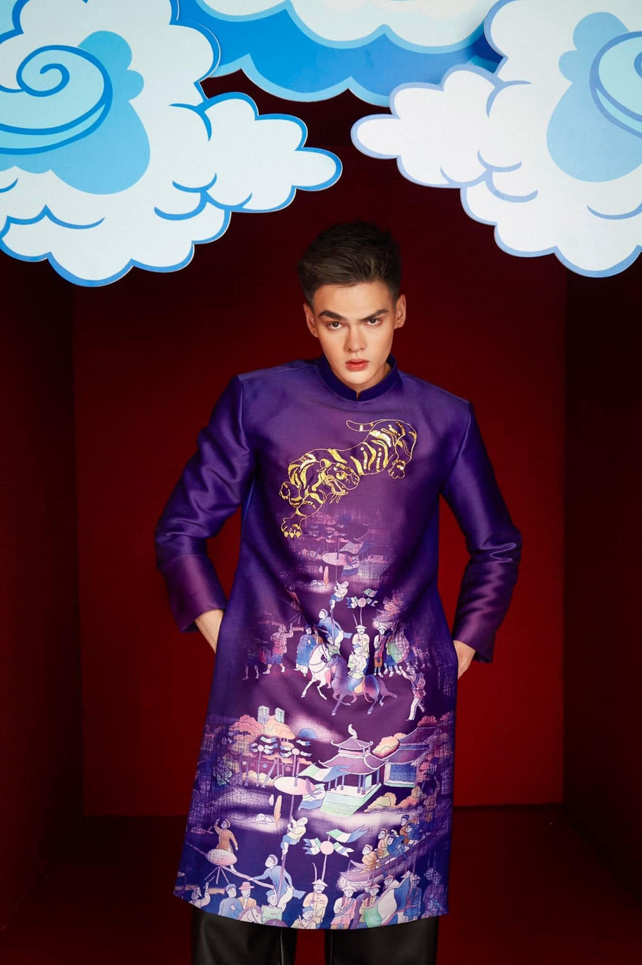 Áo dài nam màu tím của Stephen Nguyễn cũng có hình ảnh chú hổ dũng mãnh của năm Nhâm Dần 2022.
