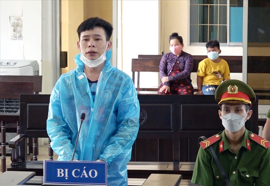 Đối tượng Nguyễn Văn Long bị phạt tù vì mua súng quân dụng phòng thân. Ảnh: VT Đối tượng Nguyễn Văn Long bị phạt tù vì mua súng quân dụng phòng thân. Ảnh: VT