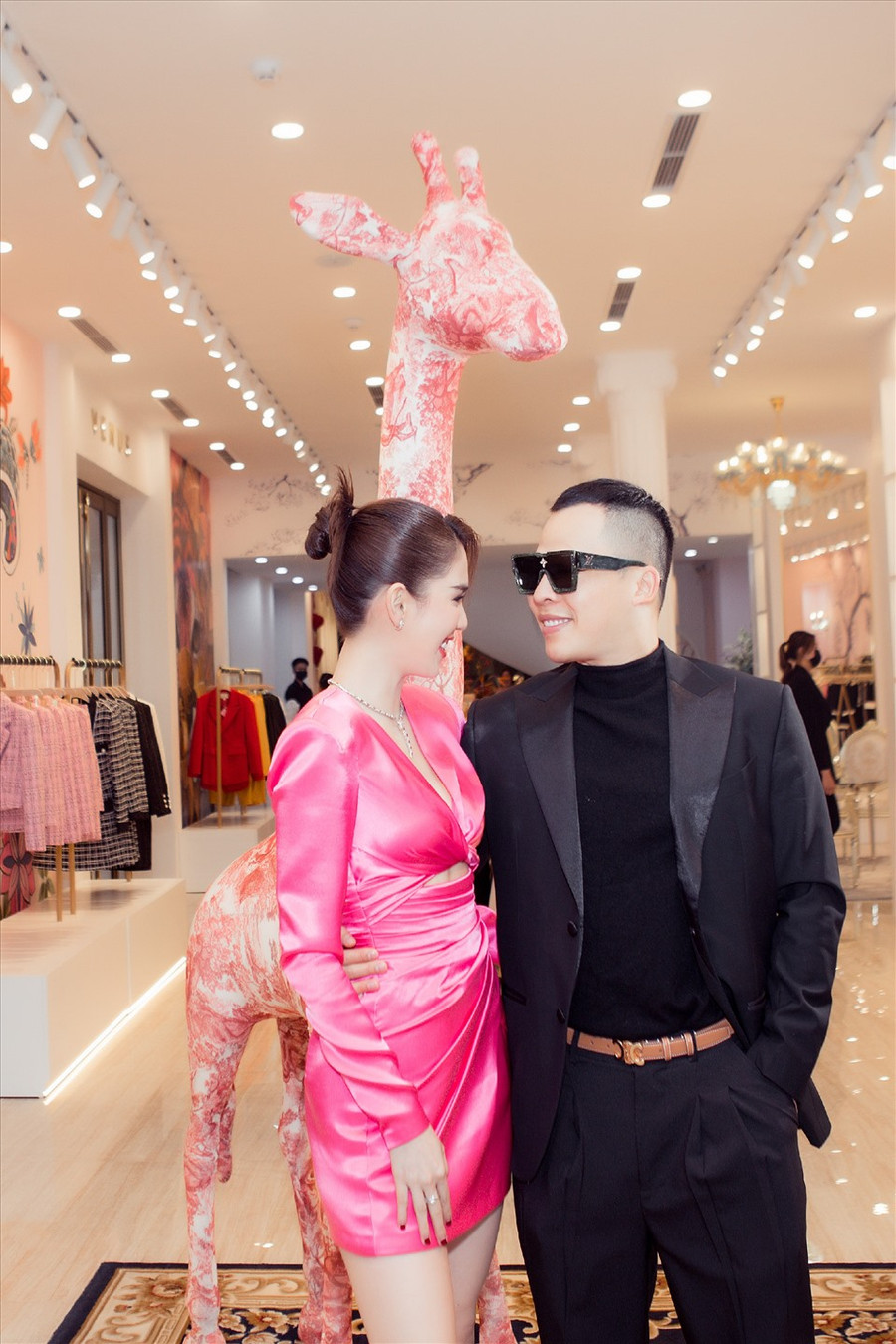 Mặc dù đã bước chân vào showbiz rất lâu nhưng tên tuổi của Ngọc Trinh vẫn giữ được sức hút. Bên cạnh công việc kinh doanh hãng thời trang nội y, người đẹp cũng luôn được nhắc tới khi gắn liền với những món đồ hiệu đắt tiền, siêu xe tiền tỉ. Ảnh: Mắm. 