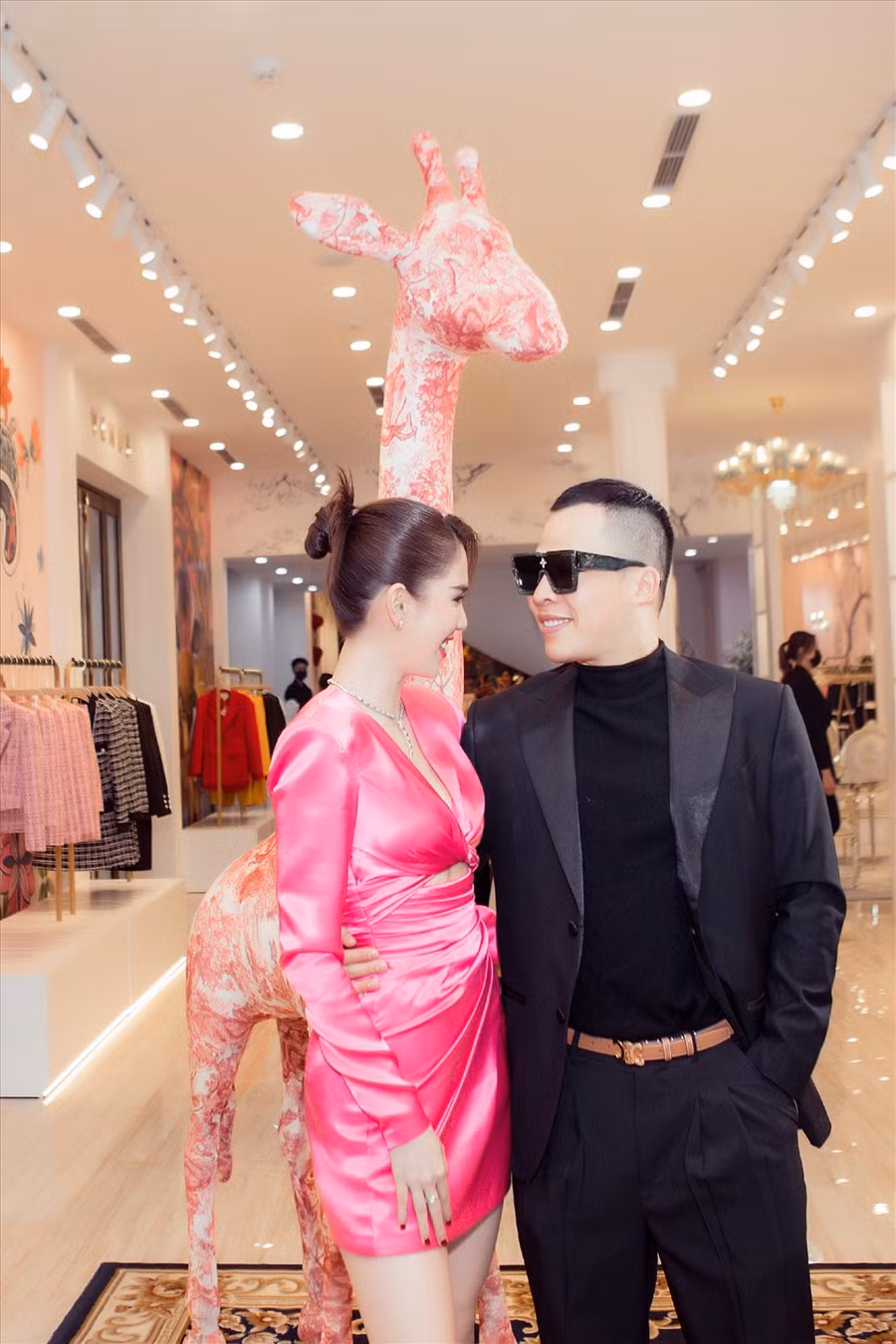 Mặc dù đã bước chân vào showbiz rất lâu nhưng tên tuổi của Ngọc Trinh vẫn giữ được sức hút. Bên cạnh công việc kinh doanh hãng thời trang nội y, người đẹp cũng luôn được nhắc tới khi gắn liền với những món đồ hiệu đắt tiền, siêu xe tiền tỉ. Ảnh: Mắm. 