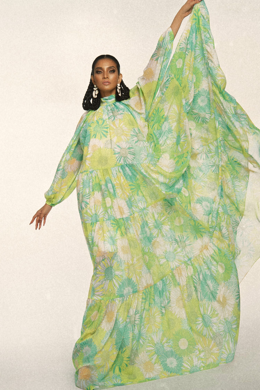 Gương mặt và thần thái của Trương Thị May được khai thác triệt để, để tạo nên sức hút rất đặc biệt bên cạnh khả năng tạo dáng chuẩn phong cách thời trang cao cấp càng tôn lên giá trị cho bộ ảnh này.