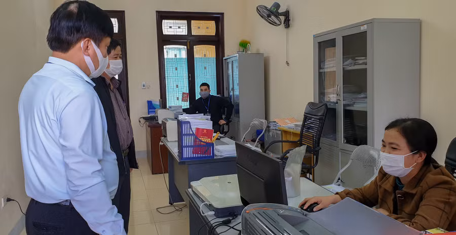 Đoàn kiểm tra siết kỷ cương của tỉnh Quảng Trị đã “vi hành” đến nhiều cơ quan nhà nước ngay đầu xuân. Ảnh: Thanh Lộc