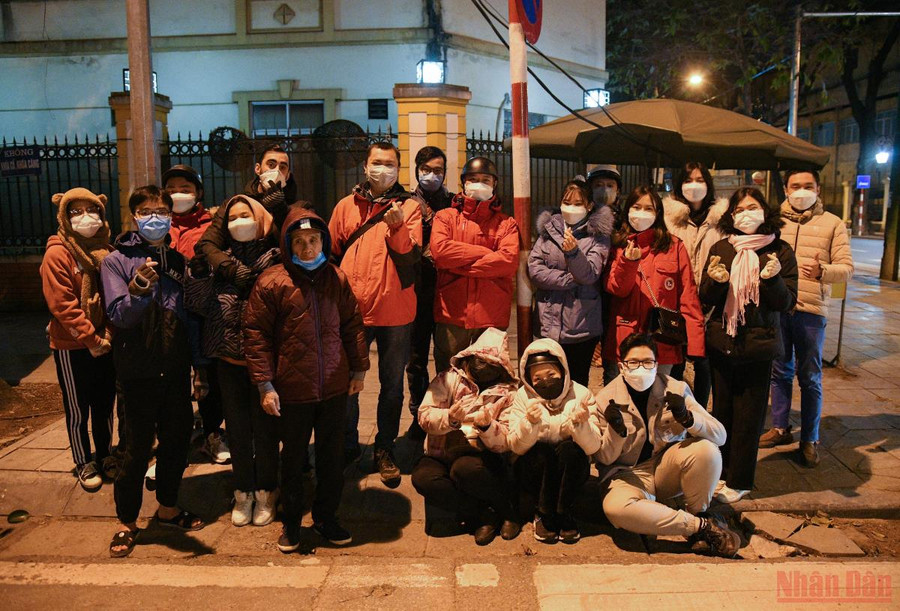 Căn nhà trọ đặc biệt dành cho chú H. (bên trái) - một người vô gia cư. Ảnh: Nhân 