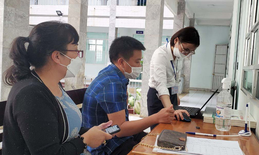 Người nộp thuế thông qua ứng dụng Etax Mobile có thể tra cứu các thông tin liên quan đến việc thực hiện nghĩa vụ thuế nhà nước. Ảnh: Sơn Ca