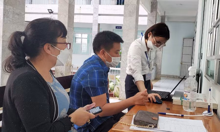 Người nộp thuế thông qua ứng dụng Etax Mobile có thể tra cứu các thông tin liên quan đến việc thực hiện nghĩa vụ thuế nhà nước. Ảnh: Sơn Ca