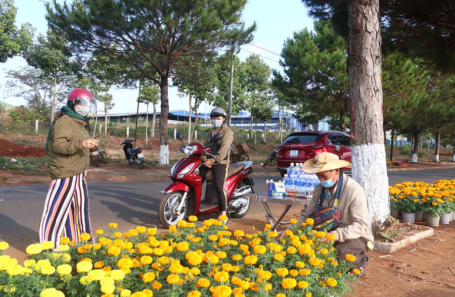 Các quầy hàng bán nhang đèn, hoa trên đường ra Nghĩa trang TP. Pleiku (xã Trà Đa) hút khách. Ảnh: Quang Tấn