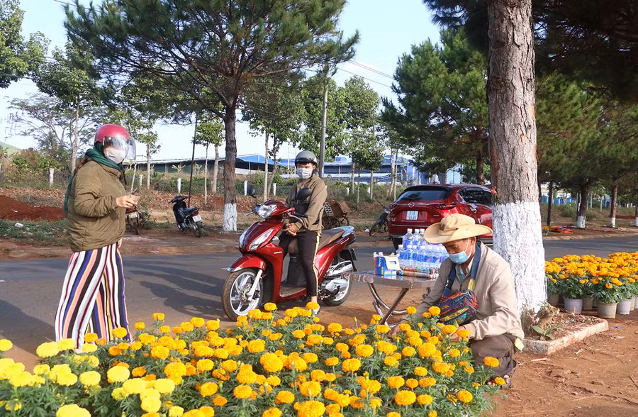Các quầy hàng bán nhang đèn, hoa trên đường ra Nghĩa trang TP. Pleiku (xã Trà Đa) hút khách. Ảnh: Quang Tấn