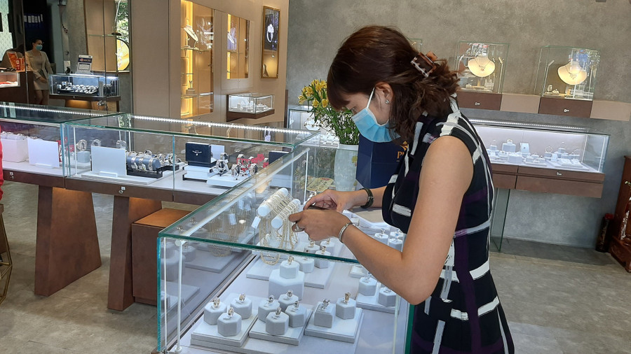 Nhiều người quan niệm ngày vía thần tài mua vàng sẽ có cả năm nhiều tài lộc. Ảnh: Bảo Vy