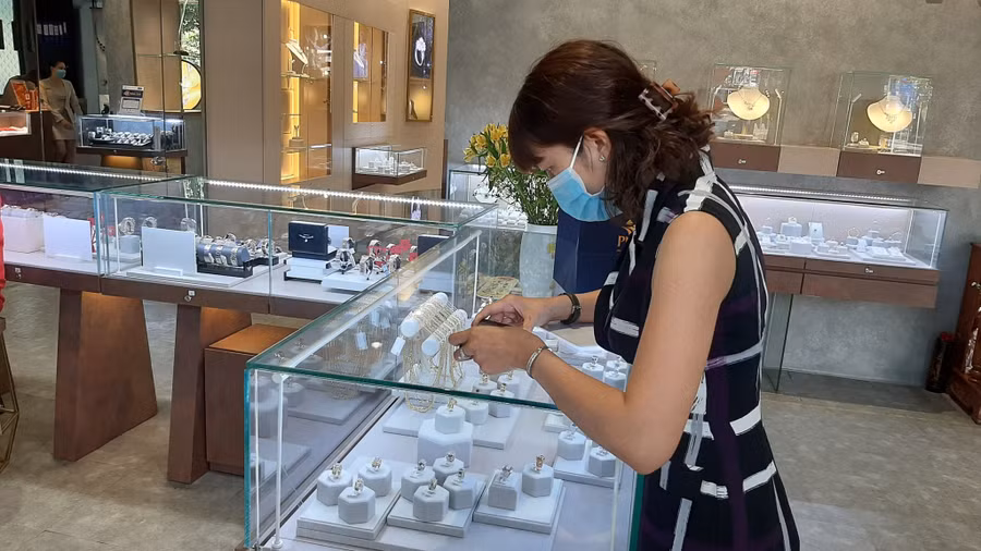 Nhiều người quan niệm ngày vía thần tài mua vàng sẽ có cả năm nhiều tài lộc. Ảnh: Bảo Vy