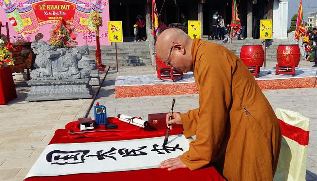 Thượng tọa Thích Quang Tùng khai bút với bức thư pháp bốn chữ “Quốc thái, dân an”. Ảnh chụp Xuân Bính Thân 2016 của NGÔ QUANG DŨNG Thượng tọa Thích Quang Tùng khai bút với bức thư pháp bốn chữ “Quốc thái, dân an”. Ảnh chụp Xuân Bính Thân 2016 của NGÔ QUANG DŨNG