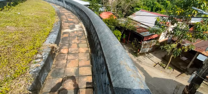 Bên trên tường thành Hổ Quyền.