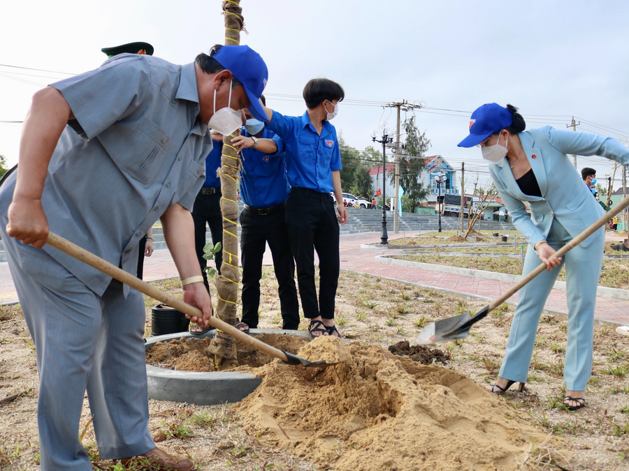 Lãnh đạo Tỉnh ủy, UBMTTQVN tỉnh Bình Định cùng các đoàn viên thanh niên trồng cây sau lễ phát động. Ảnh: Cẩm Vân