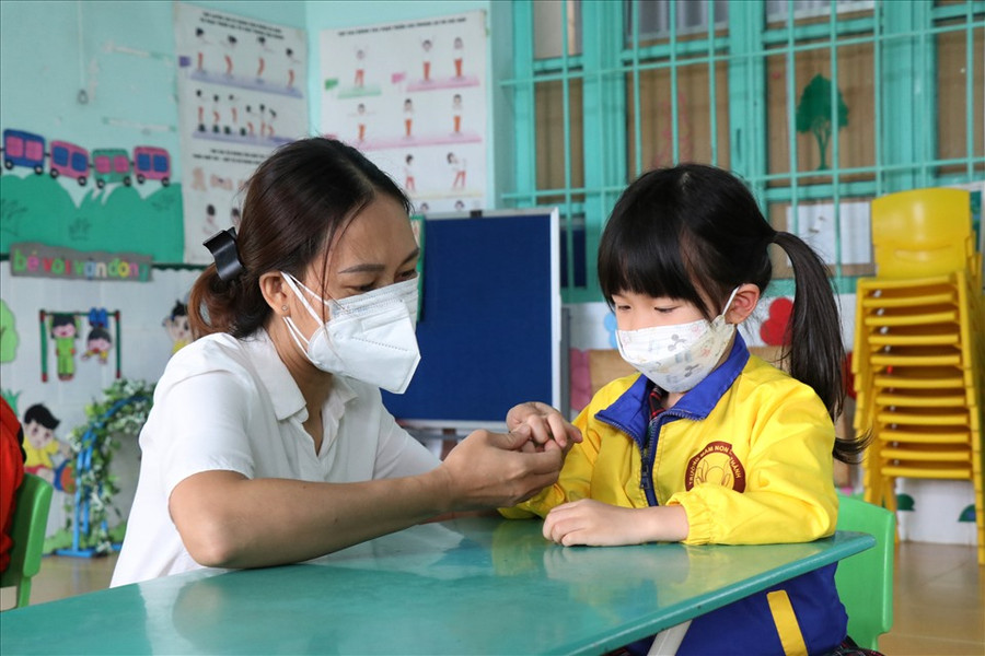 Học sinh mầm non ở TP.Buôn Ma Thuột đi học trở lại sau kỳ nghỉ Tết Nguyên đán Nhâm dần 2022. Ảnh: T.A