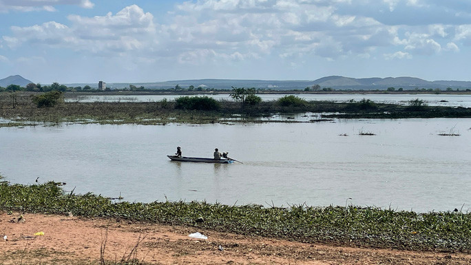 Chạy xuồng trên mặt hồ tìm kiếm các nạn nhân. Ảnh: DT Chạy xuồng trên mặt hồ tìm kiếm các nạn nhân. Ảnh: DT