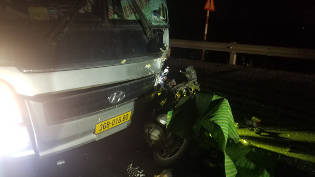 Chiếc xe máy bị xe khách cán vào gầm và bị hư hỏng nặng, xe khách bị vỡ một phần kính lái. Ảnh: L.T.T.